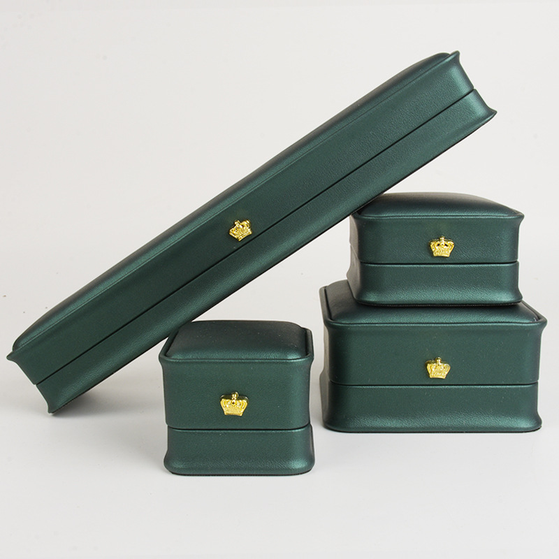다크 그린 허리; 반지 상자 (흰색 배경)