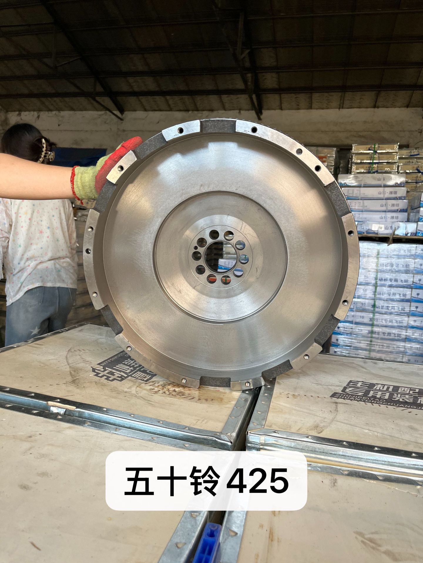 In-stock Isuzu 425 engine flywheel for automobiles. The flywheel gear can be adapted to various models
