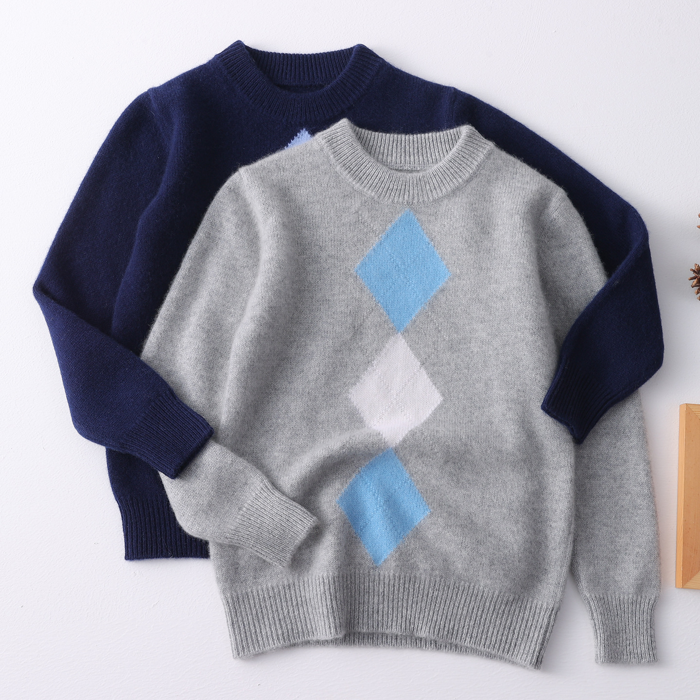 Boys' diamond pattern wool sweater, autumn and winter round neck color-blocked pullover, soft and warm children's knitted sweater.