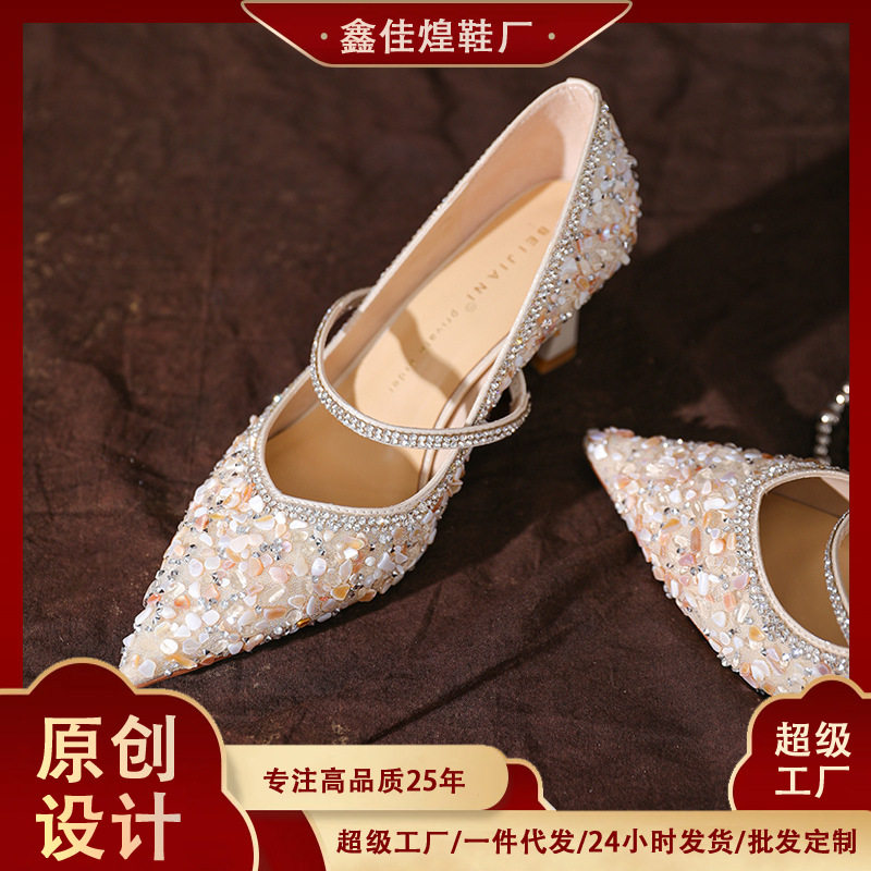 Giày cao gót nữ mũi nhọn gót nhọn 6–8 cm đính đá pha lê quai ngang — Màu trắng be