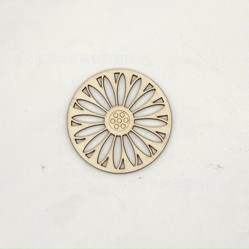 Diyアクセサリーの木製の透かし彫りのペンダントの透かし彫りの窓の花の木の切れの60mm-70mmの透かし彫りの円の現物の卸売り|undefined