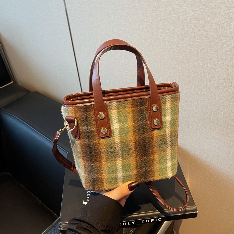 Bolsa de mano de invierno a cuadrillas versátiles nueva moda 2024 bolso de hombro popular retro bolso de balde de mujer