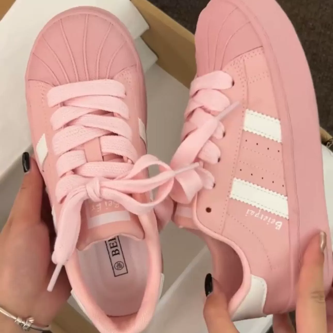 Розовые туфли на толстом подошве женские раковины осенние новые chic нишевые корейские версии низкоуровневый дикий спорт маленькие белые туфли