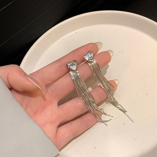  New Fringe Heart Earrings for Women Unique Small Design Sense Cool Style High-End Personality Fashion Earrings