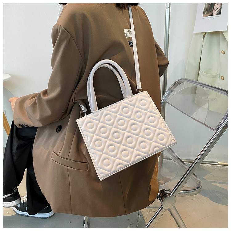 Retro Solid Color Handbag Fashion Shoulder Bag Casual Rhombus Embossing Messenger Bag display picture 15