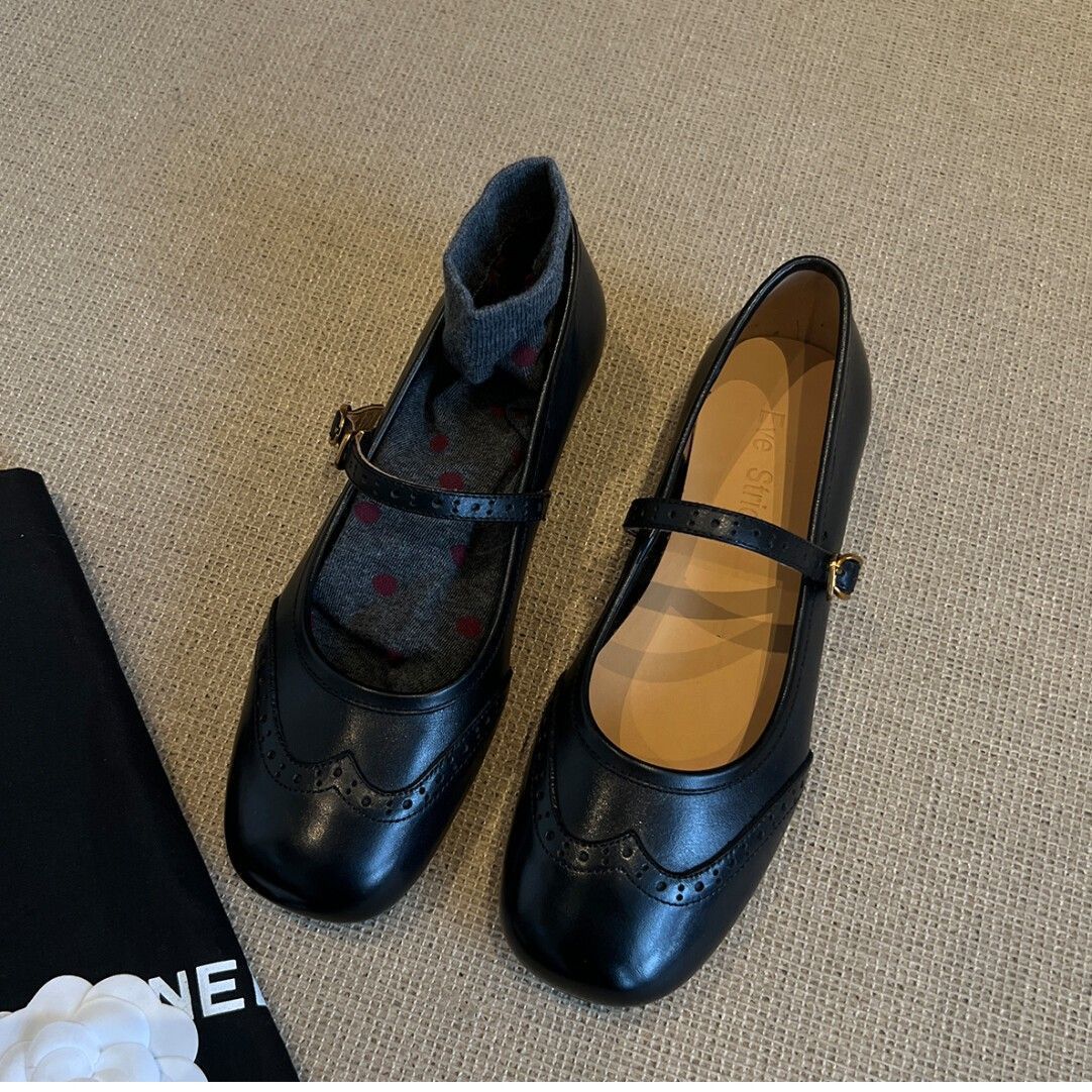 2025 nuevo otoño de cuero de suela gruesa casual aumentando la altura de los zapatos de papá de mujer coreana variedad de zapatos deportivos blancos zapatos individuales