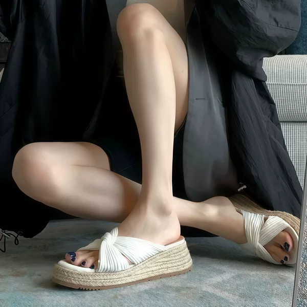 First Encounter with the Resort-Style Straw-Woven Thick-Soled Sandals for Women, 2026 Summer New Model, Slip-On Wedge Sandals for the Beach