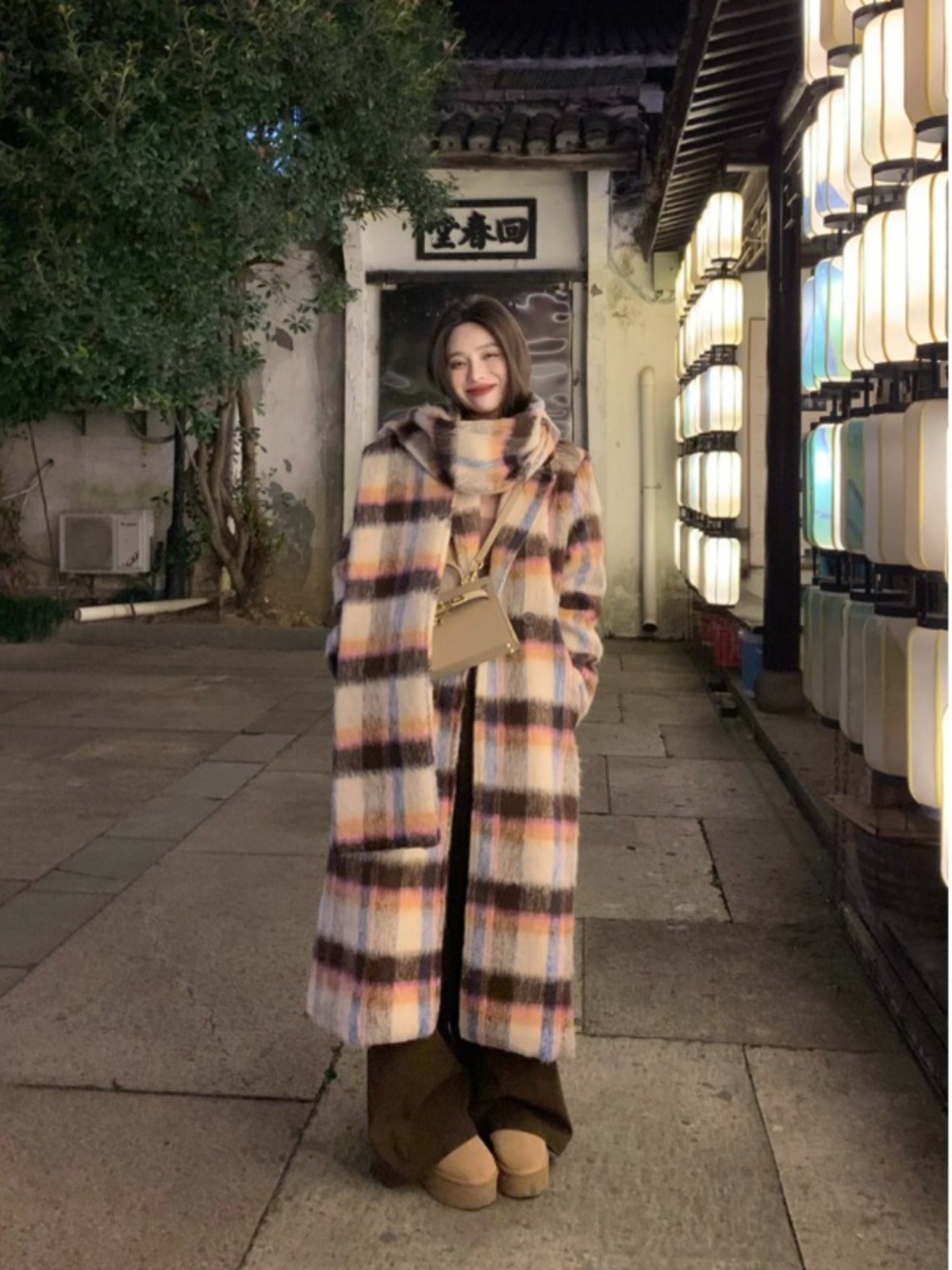 韩版加厚格子西装领毛呢外套女冬季2023新款带围巾中长款保暖大衣
