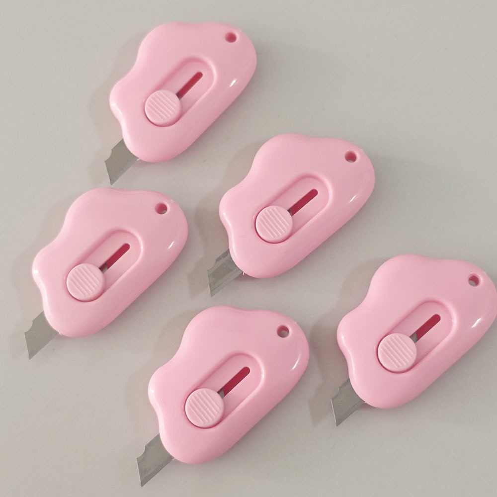 Nube de venta directa mini cuchillo portátil pequeño cuchillo de oficina para estudiantes desmantelar el cuchillo de papel pintado de aire fresco