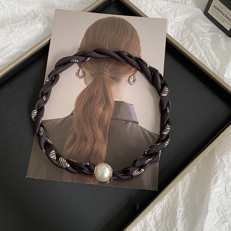 Pañuelo de seda con collar de perlas tortas Primavera y verano Nuevos productos Temperamento de moda Decoración multifuncional Pañuelo de seda con hebilla magnética para mujer