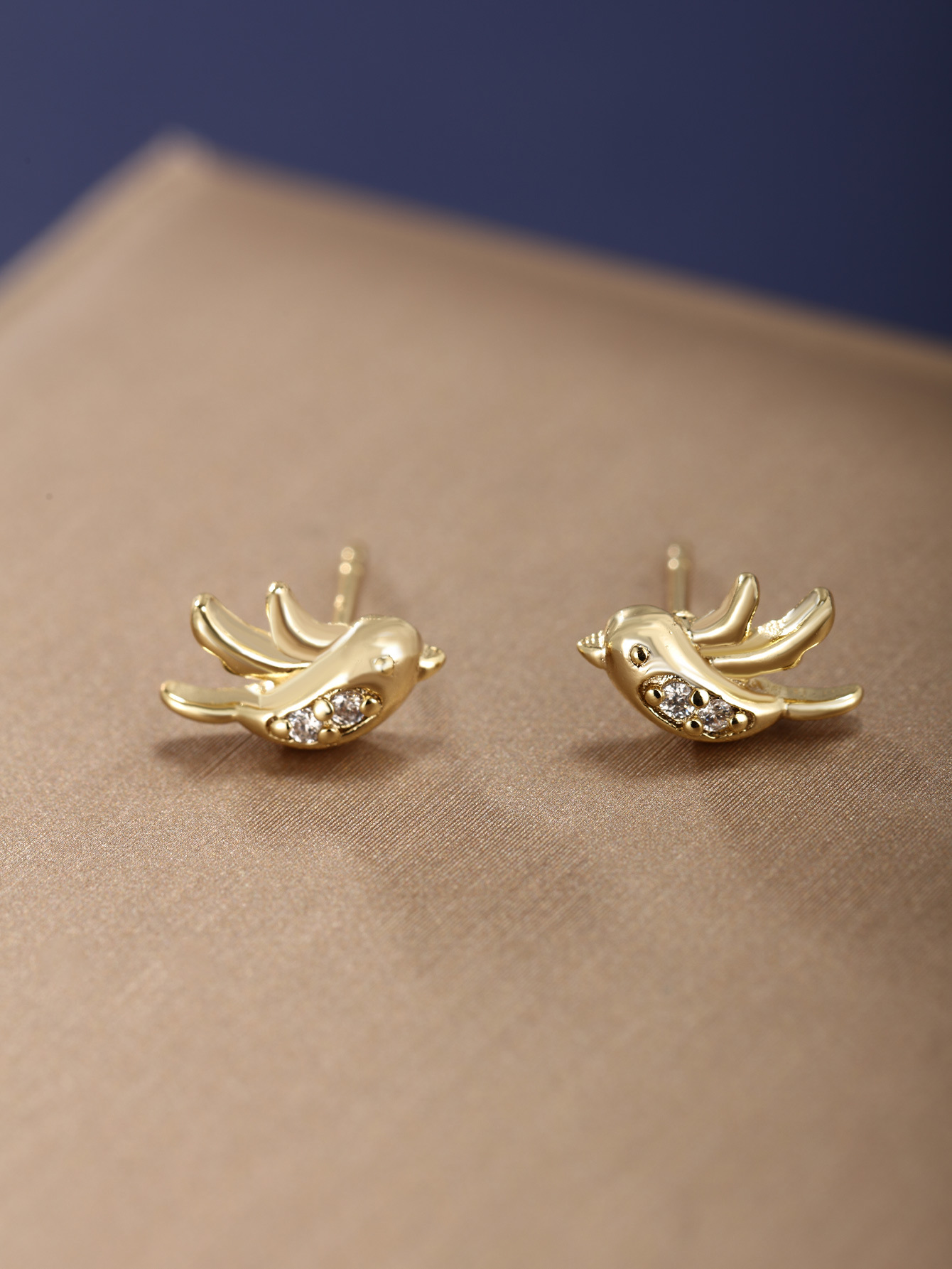 Joyería Xuping aleación de cobre chapado 14K oro pequeño pendientes de alta sensación de nicho ligero pendientes de zircón de lujo pendientes