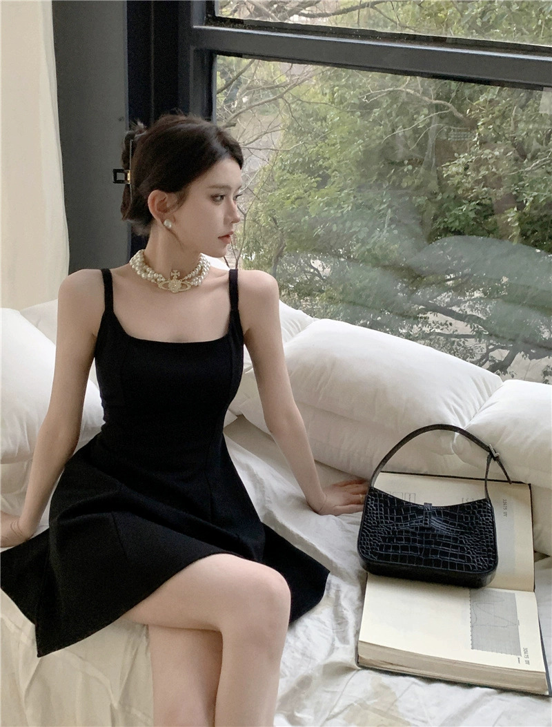 大人の魅力を引き出す!気品漂うクラシカルな黒ドレスのおすすめ10選