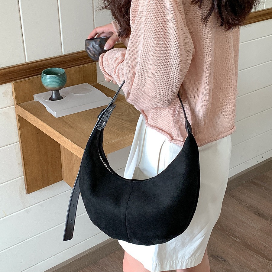Suede autumn edition women, Japanese Korean niche hand-held dumpling bag, plush fashionable and simple new shoulder bag_voghion.com