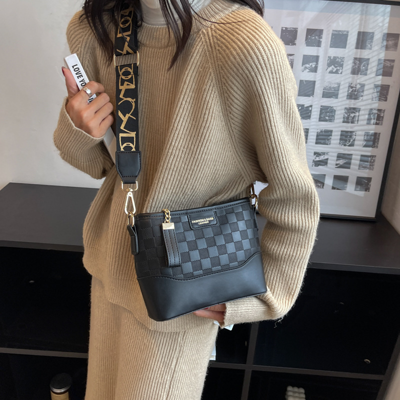 Bolsa de cubo de diamante transfronteriza para mujeres otoño / invierno 2025 nuevo cinturón ancho bolso de hombro bolso de viaje de moda