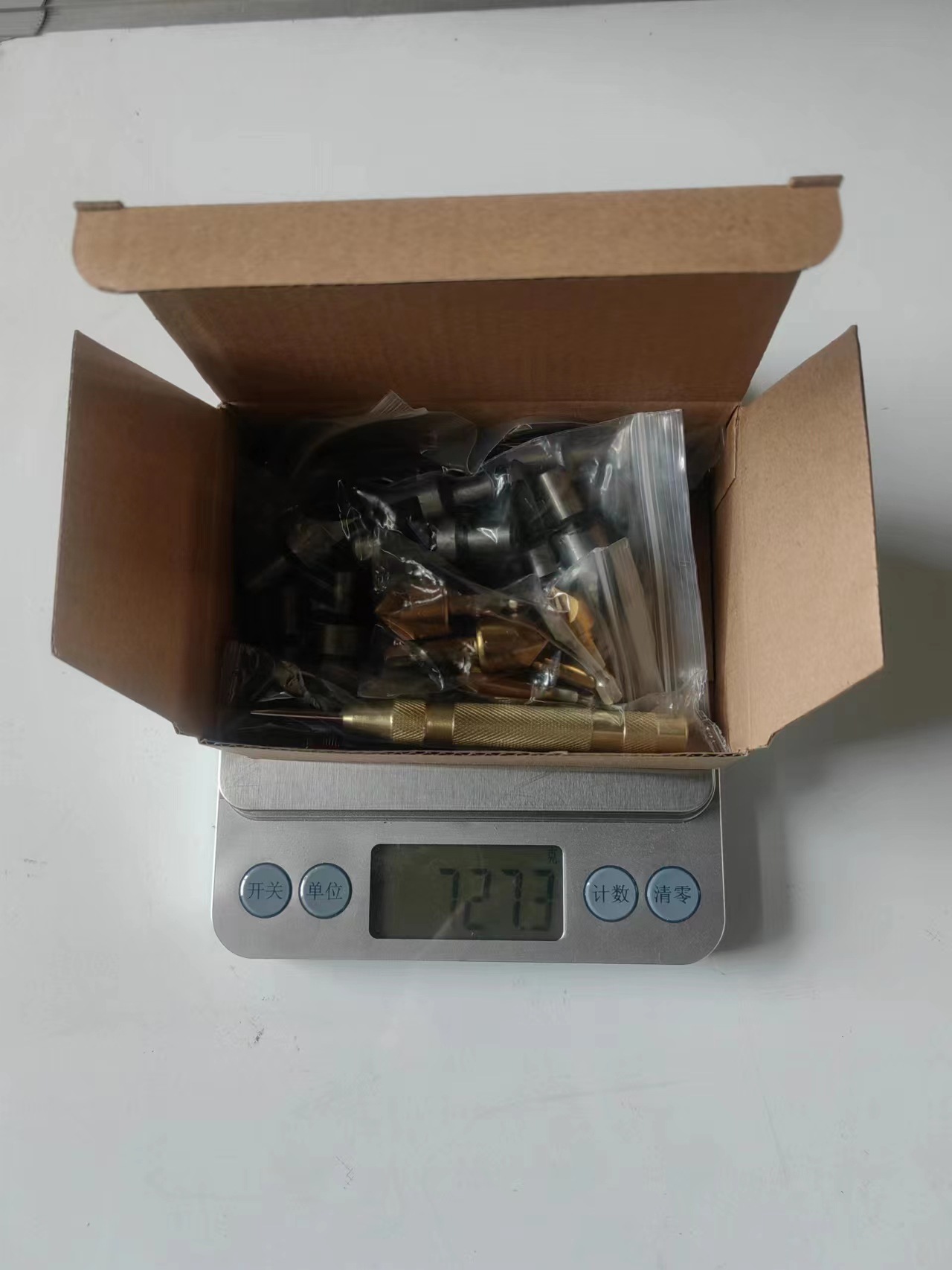 Carpintería Dispositivo de achaflanado tipo garra barril Taladro de corcho amarillo Centro de perforación paso de perforación combinación