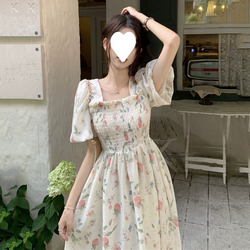 Летнее милое платье с цветочным принтом и квадратным вырезом для студенток с нежной юбкой средней длины, утягивающей талию.