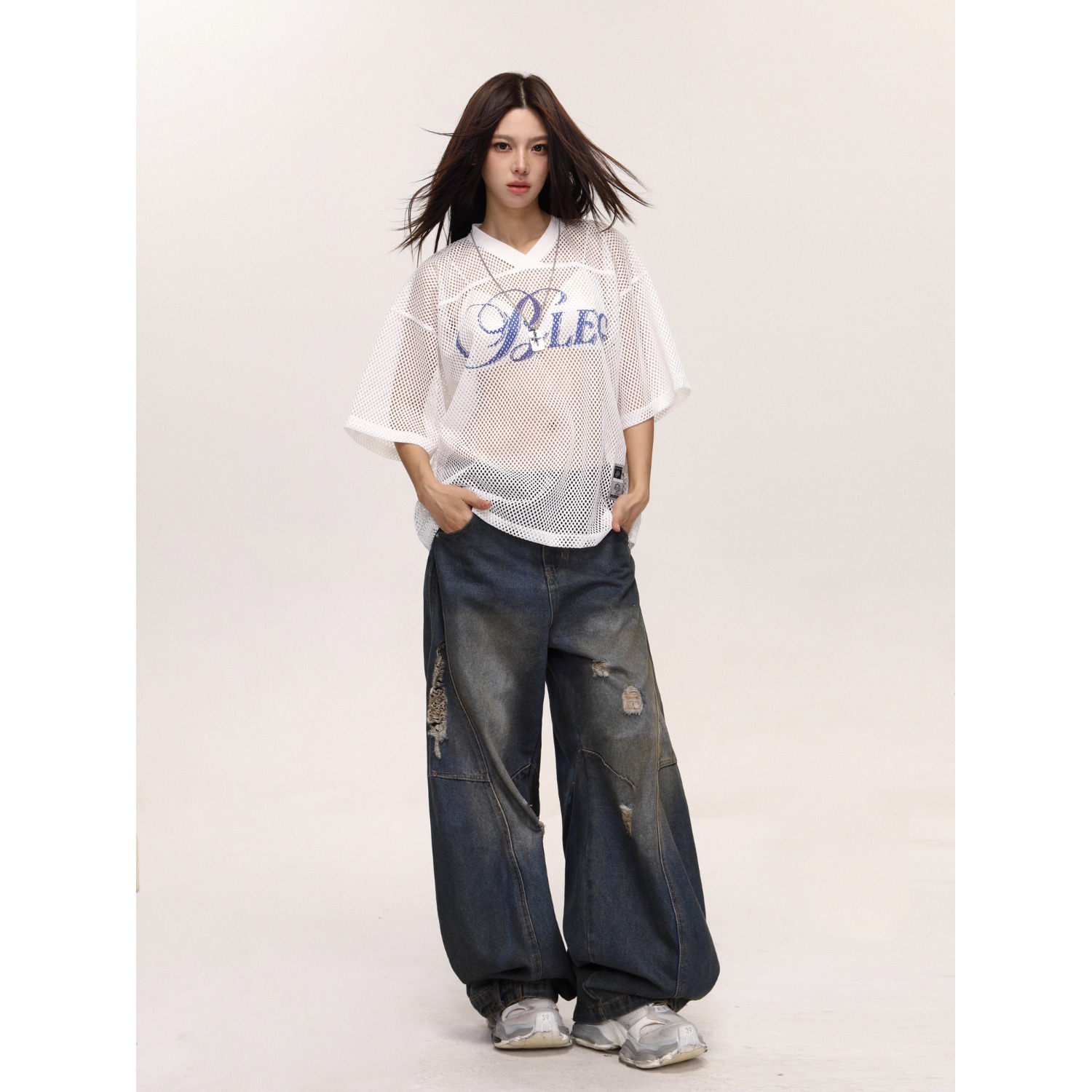 Kurzarm-T-Shirt mit V-Ausschnitt und Buchstabenprint aus Mesh, kurzes, luftiges Sommer-Jersey-Top mit Cut-outs, locker sitzendes Oberteil für Damen und Herren_voghion.com