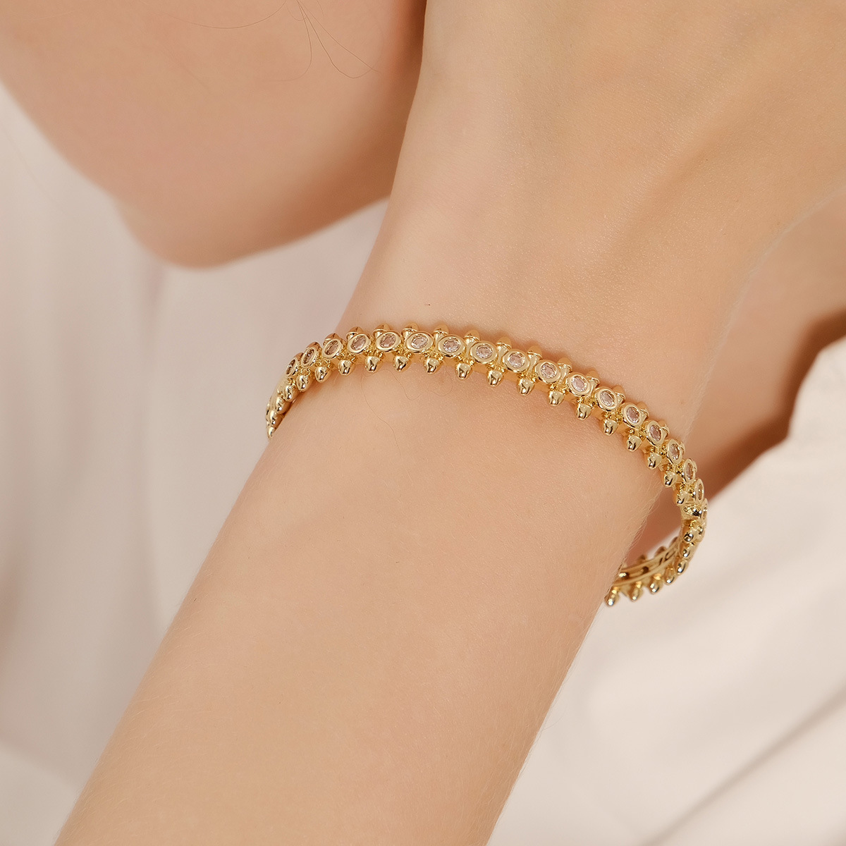 20g Weight 0.03µm-0.05µm Gold Plating Thickness Electroplating Gold Plating Process 18K Real Gold Plated Plating Material Rhinestones, Zircon Inlay Material Bangle Classification 1 Piece Quantity Holiday, Travel, Daily Occasion Copper Material Love, Round, Square Pattern Women's Gender French Style, Modern Style, Classic Style Style Inlay Craft French Style Modern Style Classic Style Love Round Square Rhinestones Zircon Alloy Copper Wholesale Bangle 1