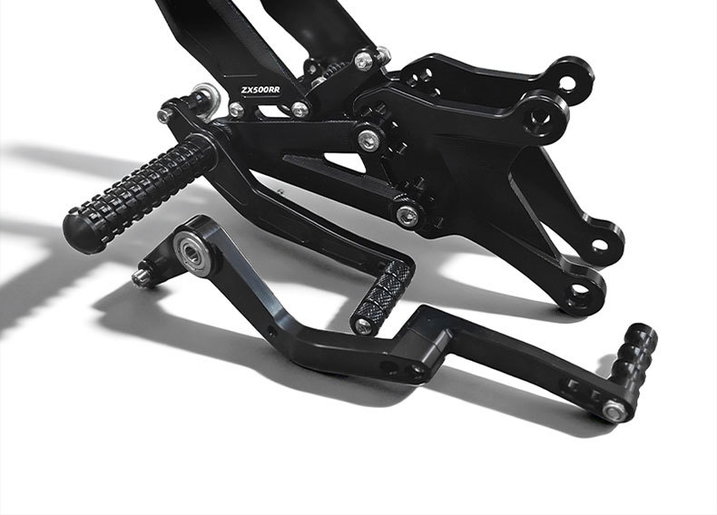 Suitable for Zhang Xue 500Rr Motorcycle Modification Parts, Multi-Hole Adjustable Aluminum Alloy Footrests for Zhang Xue 500Rr, Elevated Footrests