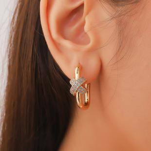 A pair of copper earrings plated with 18K gold and micro-embellished prongs. Quality earrings. Creative earrings as gifts for your girlfriend.