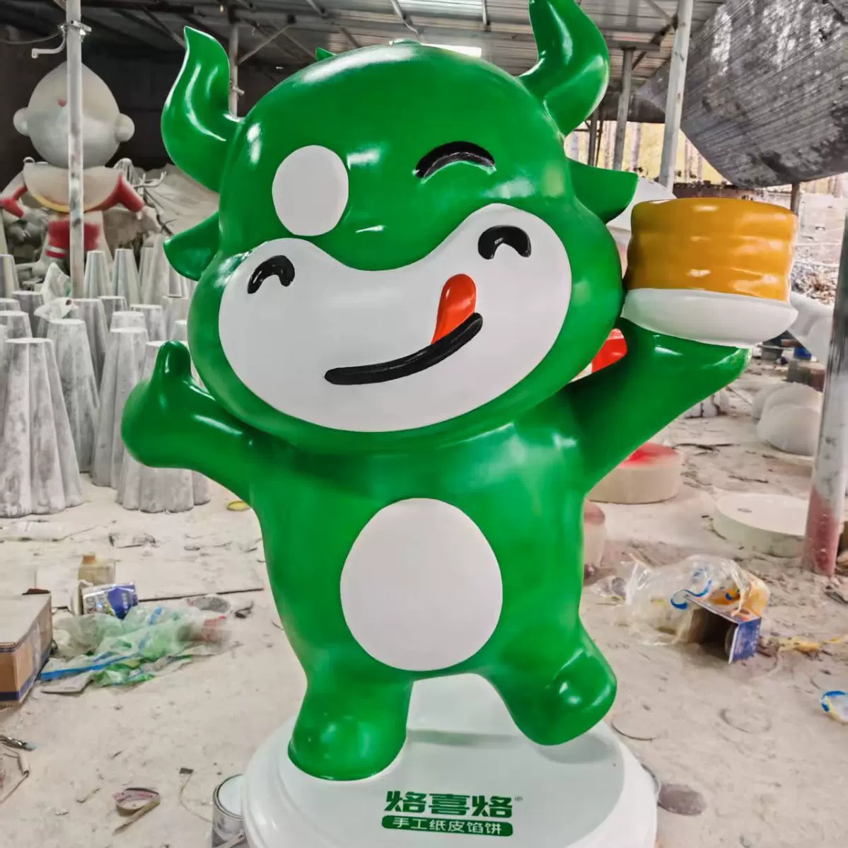 厂家直供绿色牛玻璃钢雕塑室外场景创意摆件  公园游乐园景观雕塑