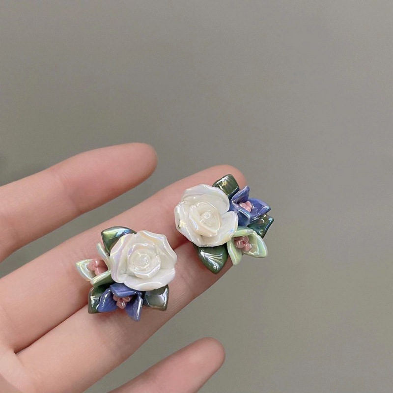 Retro elegant design earrings