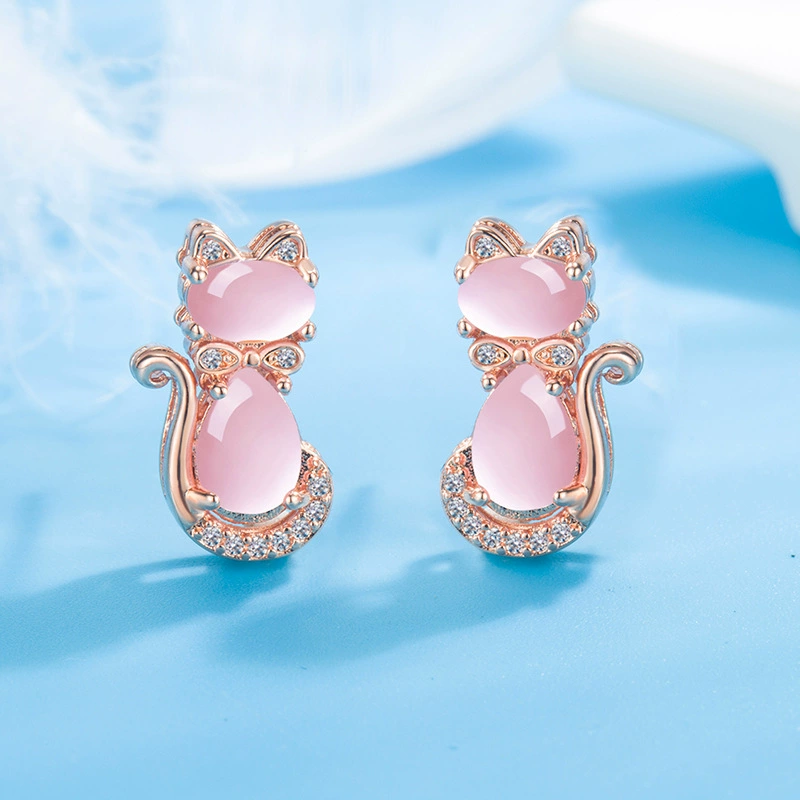 Серьги-гвоздики с кошкой из розового кварца и фианитами