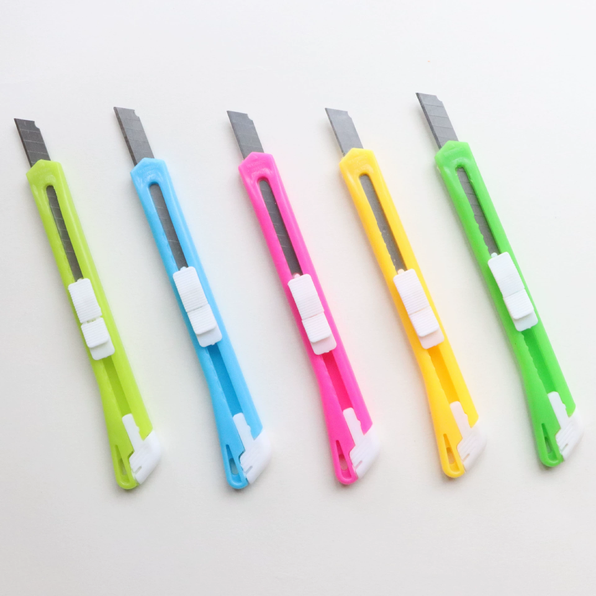 Небольшой Размер художественного ножа завод прямых продаж один или два юаня магазин офисной техники нож подарок Замена Японский стальной нож