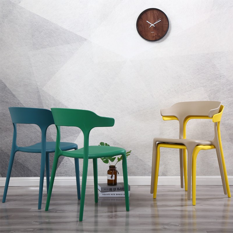 现代简约塑料椅子北欧餐椅靠背椅家用创意餐桌椅咖啡厅休闲牛角椅