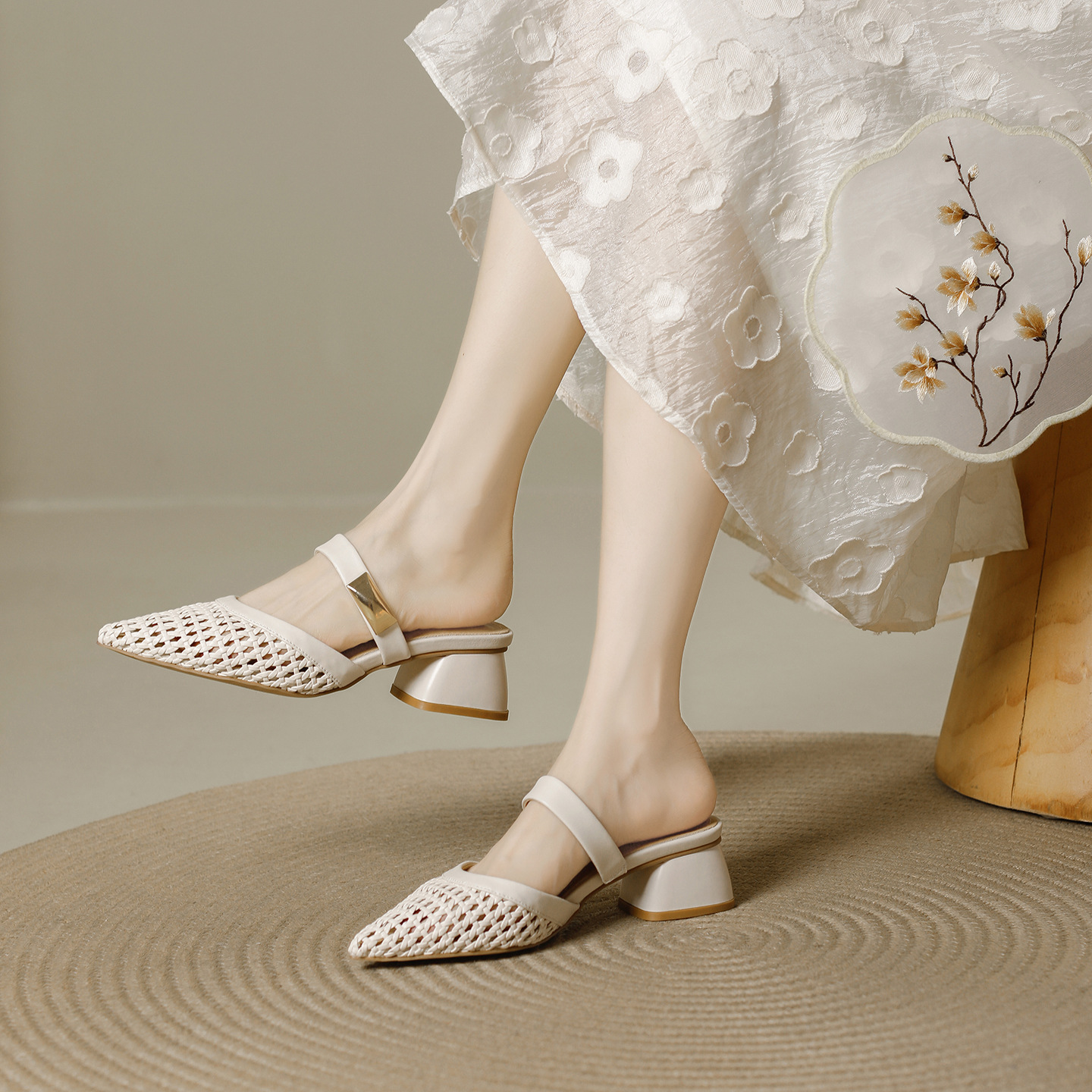Fashionable women's slippers with a strap