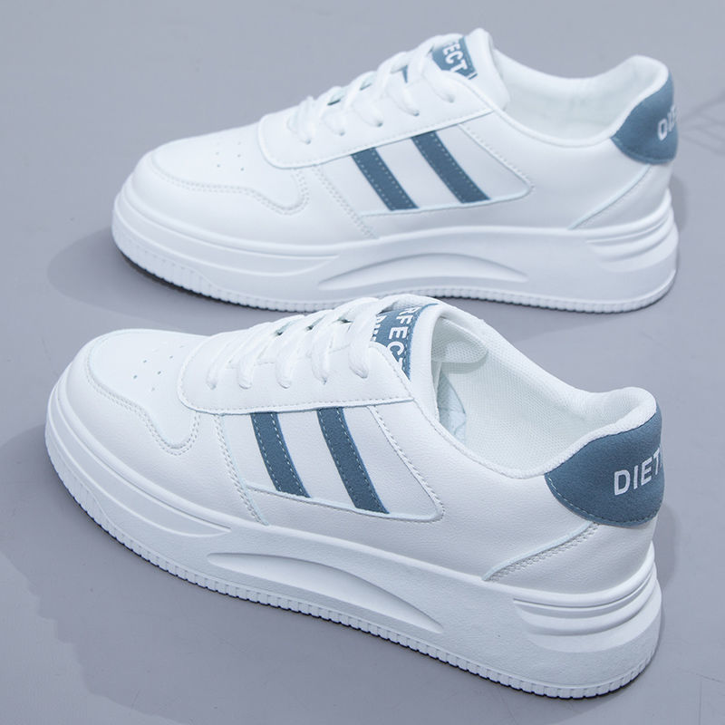 Zapatos blancos pequeños para mujeres con una base plana y gruesa, estudiantes primavera y otoño coreanos zapatos deportivos casuales para mujeres nuevas tendencias