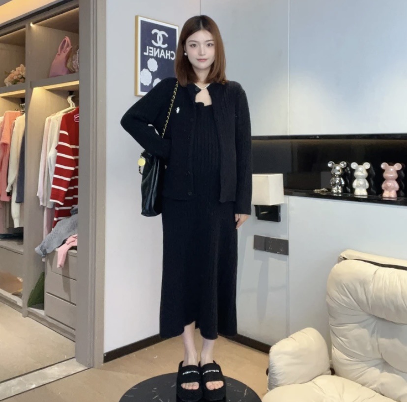 マタニティウェア2025秋冬スリムフィットクラシック刺繍入りツイストデザインミドル丈ワンピース2点セット赤とグレー