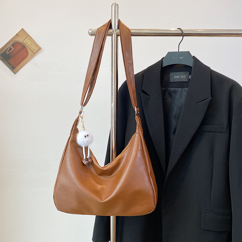 Bolsos de mujer de gran capacidad de invierno 2023 nuevo estilo urbano simple popular bolso de mensajero bolso de hombro de moda al por mayor