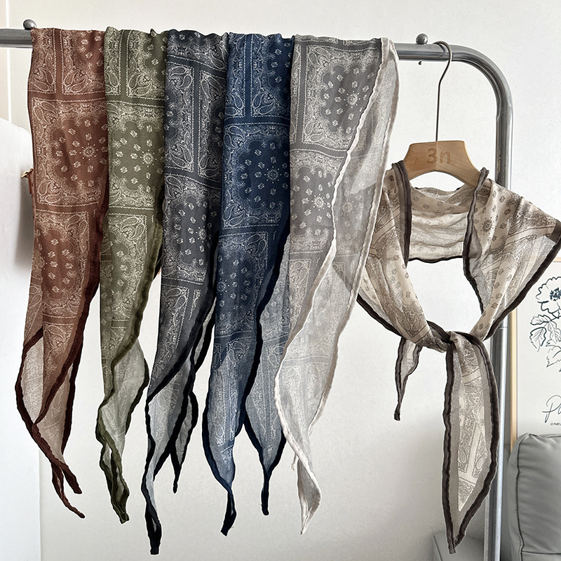 Lenço de seda com estampa de losangos para mulher estilo retro_voghion.com