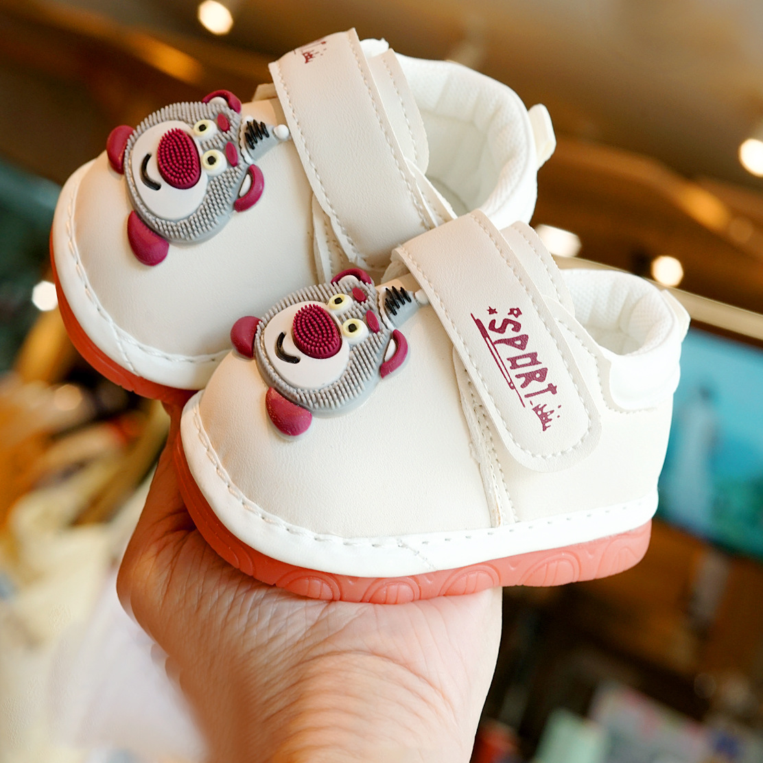 Zapatos para principiantes primavera y otoño nuevos zapatos para bebés de 1 - 2 años zapatos para bebés con suela suave antideslizante de dibujos animados llamados zapatos