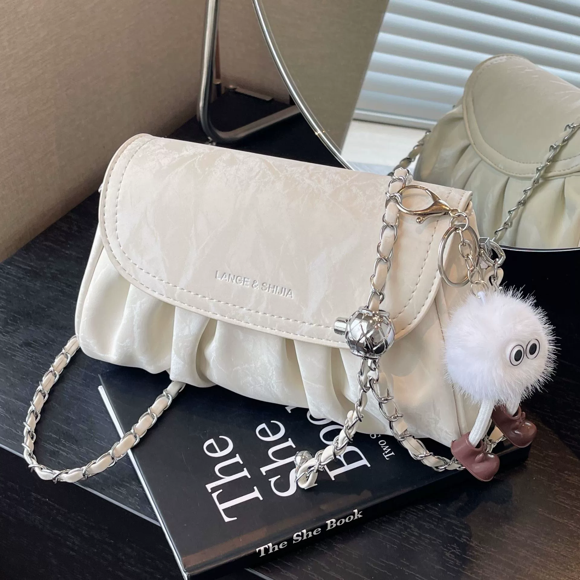 Нишевой дизайн складка облачная сумка женская 2024 летняя новая передняя сумка через плечо простая сумка на одно плечо подмышка