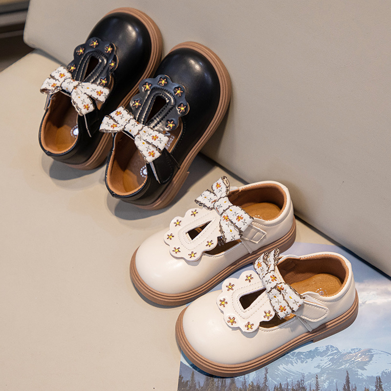 Zapatos de cuero para niñas bordados zapatos de princesa de moda primavera y otoño 2024 nuevos zapatos de soleas suaves para niñas zapatos de frijoles bebés image 1