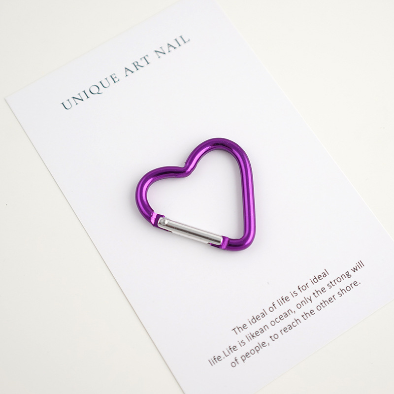 バックパックにフックを掛けて登山ボタンを掛けます。