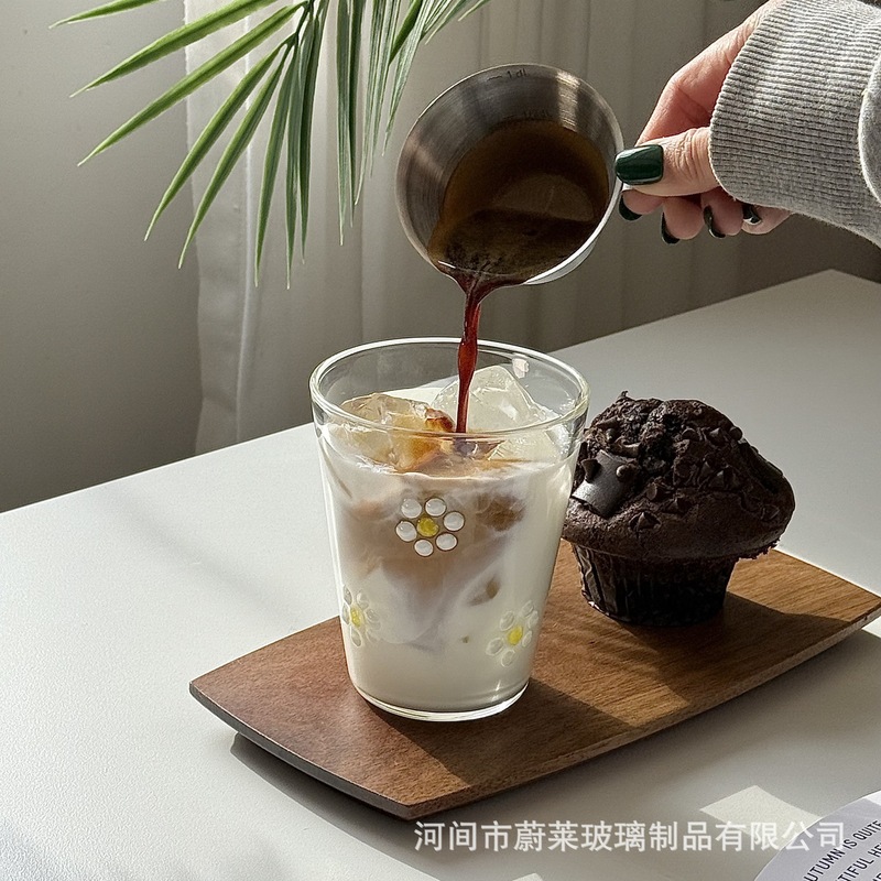オリジナルデザイン立体手描き新型デイジーグラス牛乳カップ高ホウ素シリコン耐熱ガラスコーヒーカップ|undefined