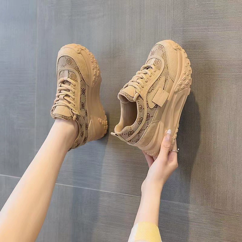 Женская неуклюжая обувь на толстой подошве, увеличивающая рост, новинка весны 2024 года, универсальная облегающая легкая Повседневная дорожная обувь в стиле Chanel