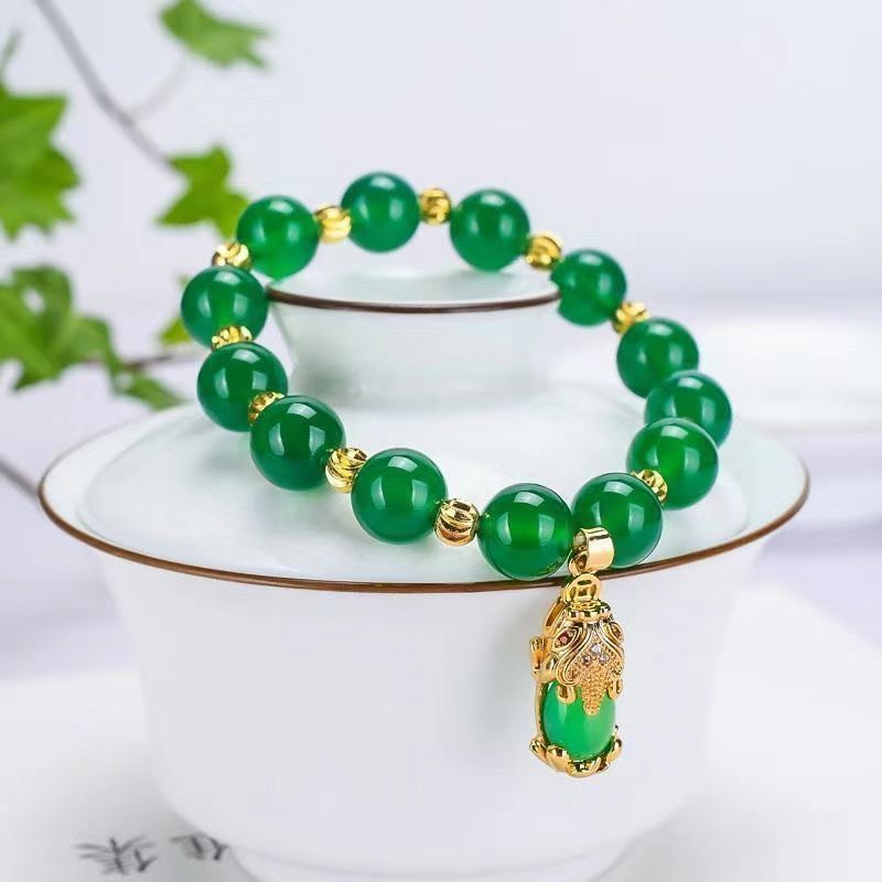 New Chinese style icy green agate bracelet, chalcedony round beads, single-strand Pixiu pendant, for good fortune and auspiciousness for women.