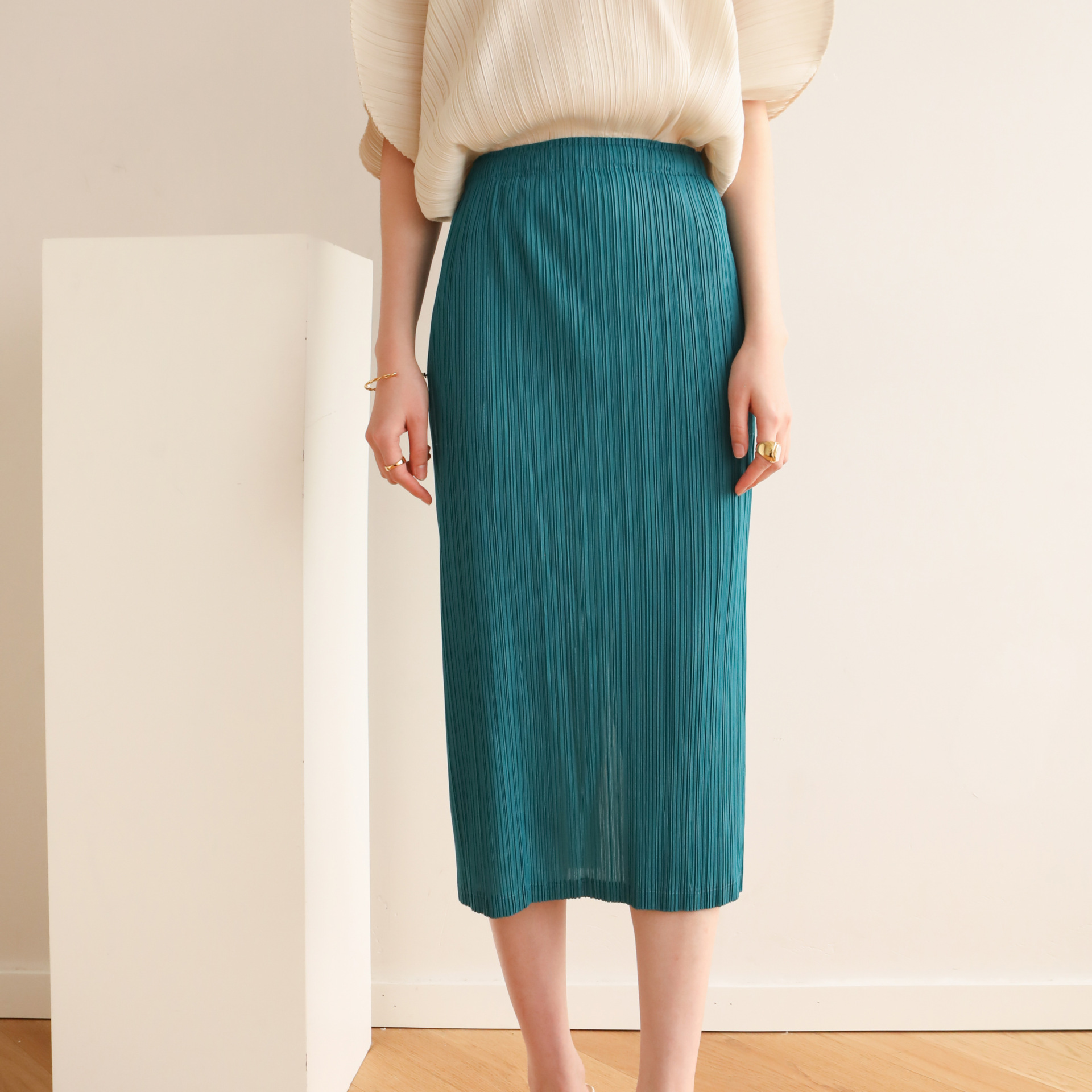 New 2024 autumn, spring and summer ins style, high-end pleated slimming mid-waist and age-reducing temperament, slit mid-length skirt