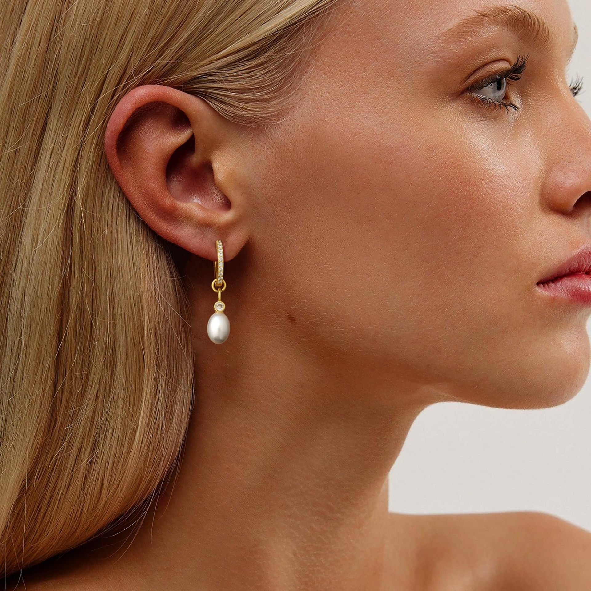 Fashionable brass elegant earrings with zircon from pearl