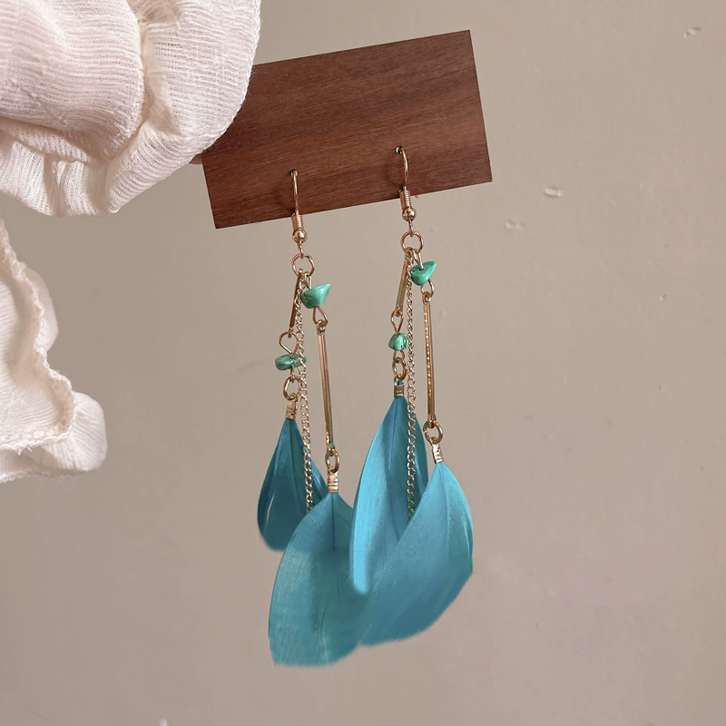 Этнические ретро серьги, многоцветные перья и ракушечные акценты, boho сезонный тренд
