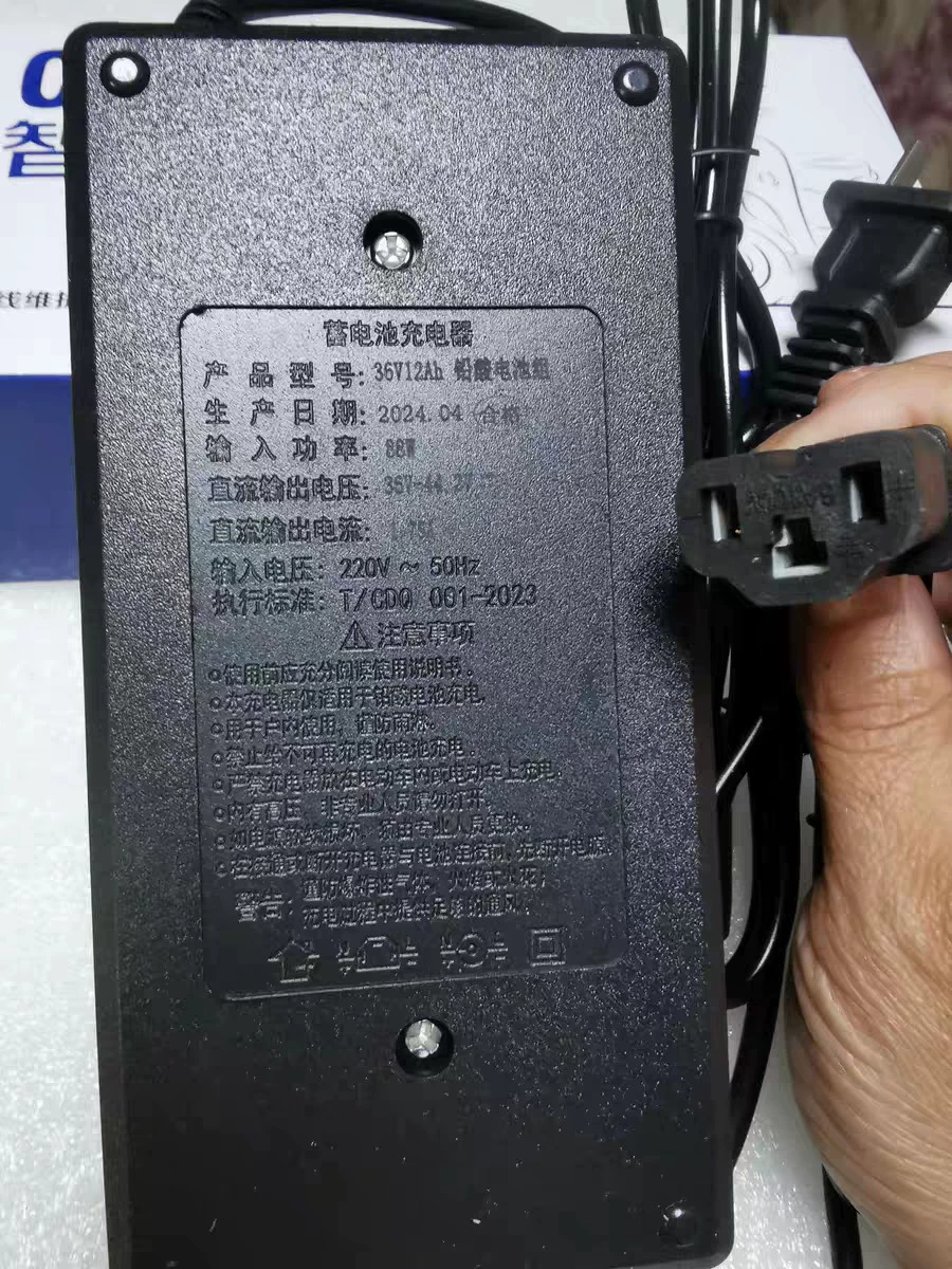 Производитель поставляет 48V/36V/24V 12Ач зарядное устройство для малых электромобилей с авиационным разъемом.