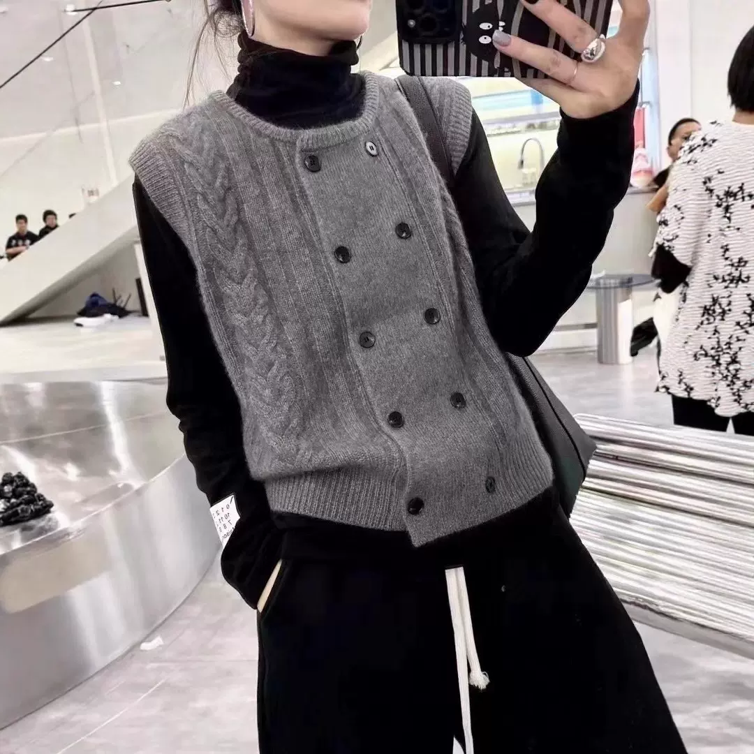 高级感麻花双排扣针织马甲开衫女春秋法式叠穿背心无袖坎肩上衣