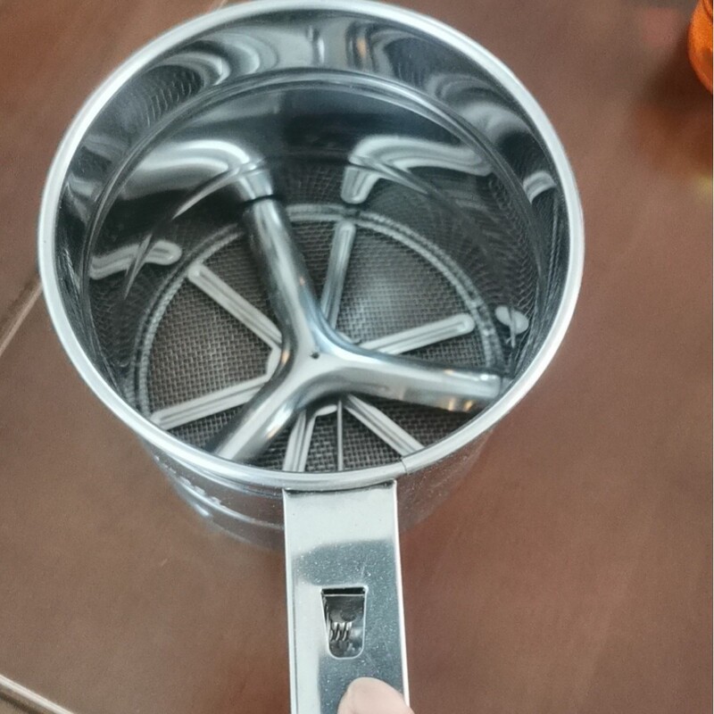 ステンレス鋼半自動小麦粉ふるいオリジナルカラーハンドヘルドふるいカップベーキングツール粉砂糖ふるいカラーメーカー卸売|undefined
