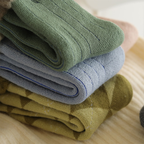 Velvet and thickened floor socks for women who are afraid of the cold, star people to keep warm, cute cartoon panda embroidered mid-calf sleep socks, snow socks