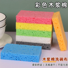 木質綿の食器洗いスポンジは家庭の台所の清潔なスポンジ用品を拭きます。