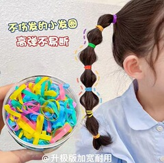 ゴムの女性の頭を刺して太いゴムの輪をします。